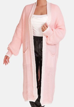 Cardigan long à ouverture devant en maille rose pâle, avec accents en côtes blancs, deux poches avant et manches amples. Design texturé.