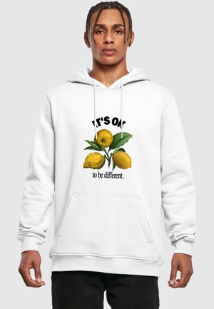 Sudadera blanca con un bolsillo frontal que presenta un diseño impreso de limones y el texto: "ESTÁ BIEN ser diferente." Material de algodón, puños de canalé.
