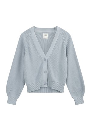 Lichtblauwe gebreide cardigan met lange opgezette mouwen, drie knopen aan de voorkant, geribbelde manchetten en zoom, label MELA merk, maat medium.