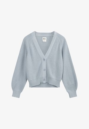 Hellblauer, gestrickter Cardigan mit langen, aufgepufften Ärmeln, drei Knöpfen vorne, gerippten Bündchen und Saum, Marke MELA, Größe Medium.