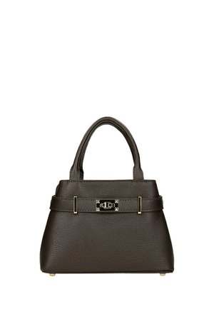 Borsa a mano in pelle marrone scuro con manici corti, superficie texturizzata e fibbia rettangolare color oro sulla cinghia anteriore.