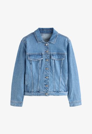 Jasnoniebieska kurtka dżinsowa z metalowymi guzikami z przodu, kieszeniami na klapach na piersi, kołnierzem i długimi rękawami, leżąca płasko na białym tle.