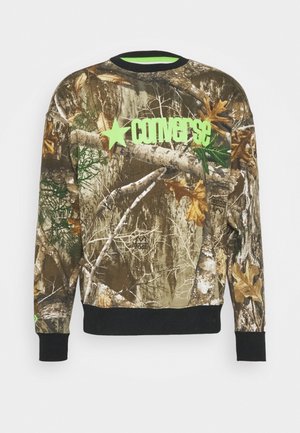 Camo sweatshirt lavet af stof med en blanding af grønne, brune og sorte farver, med et kontrastfarvet neongrønt logo og en ribbet halsudskæring.