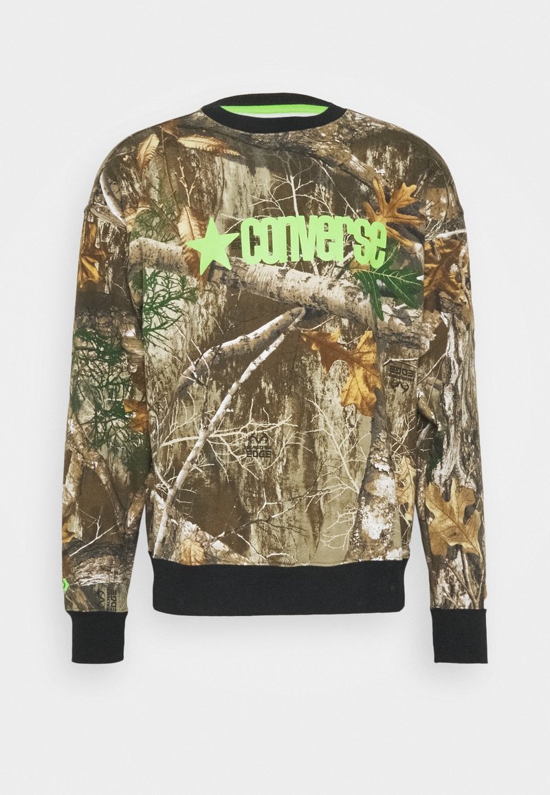 Camo sweatshirt gemaakt van stof met een mix van groen, bruin en zwart, met een contrasterend neon groene logo en een geribbelde halslijn.