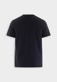 Černé bavlněné tričko s krátkými rukávy, kulatým výstřihem a hladkým povrchem. Design je minimalistický, bez viditelných log nebo vzorů.