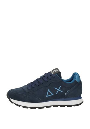 Baskets en daim bleu marine avec des symboles bleu clair sur le côté, lacets bleu foncé, col rembourré et semelle blanche et noire.