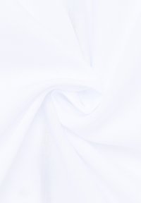 Tessuto bianco con una texture liscia e morbida, che presenta una leggera trasparenza, drappeggiato in modo sciolto in pieghe.