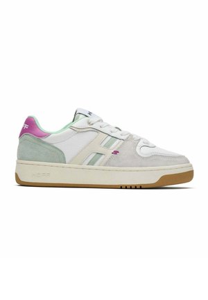 Białe niskie sneakersy z miętowo-zielonymi i różowymi zamszowymi akcentami, beżową podeszwą i białymi sznurówkami, logo marki na pięcie i języku.