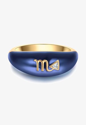 Bague en émail bleu avec un design lisse et arrondi. Présente un symbole astrologique du Scorpion en or et un petit accent en diamant.