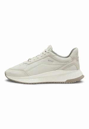 Beżowe niskie sneakersy z zamszu z sznurowaniem, teksturowaną podeszwą i subtelnym logo "BOSS" po boku i na pięcie.