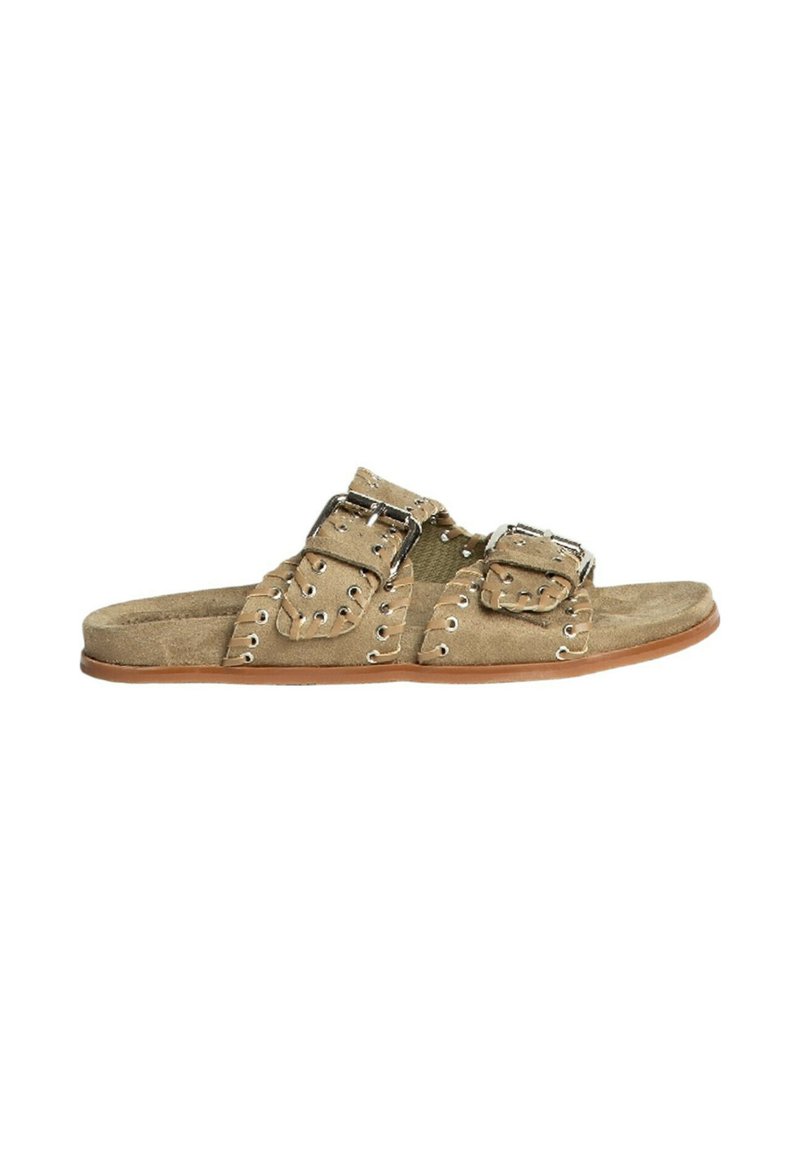 Sandalias de ante beige con dos hebillas sobredimensionadas y ojales de metal, con suela plana y plantilla texturizada.