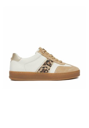 Biały i beżowy sneaker z detalem w cętki lamparta, zamszowym czubkiem i brązową gumową podeszwą.