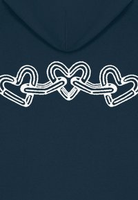 Felpa blu navy con una grafica bianca di cuori interconnessi realizzati con forme di graffetta sul petto. Tessuto morbido con una trama liscia.