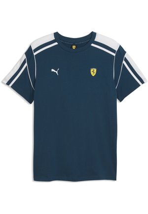 T-shirt de sport Puma bleu marine avec des rayures blanches sur les épaules et les manches, logo Ferrari sur la poitrine gauche, logo Puma sur la poitrine droite.