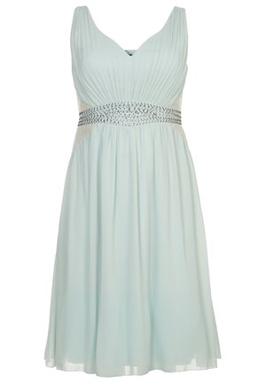 Lyseblå ærmeløs kjole med V-hals, plisseret overdel, perlebesat sølvbælte og flydende knælængde nederdel.