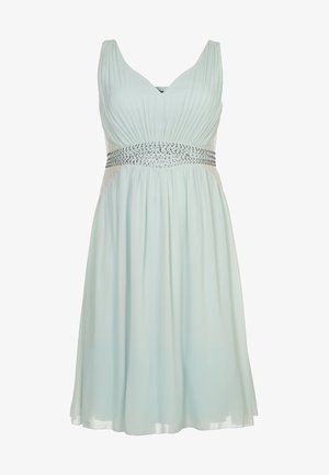 Robe bleu clair sans manches avec col en V, corsage plissé, ceinture argentée ornée de perles, et jupe fluide longueur genou.