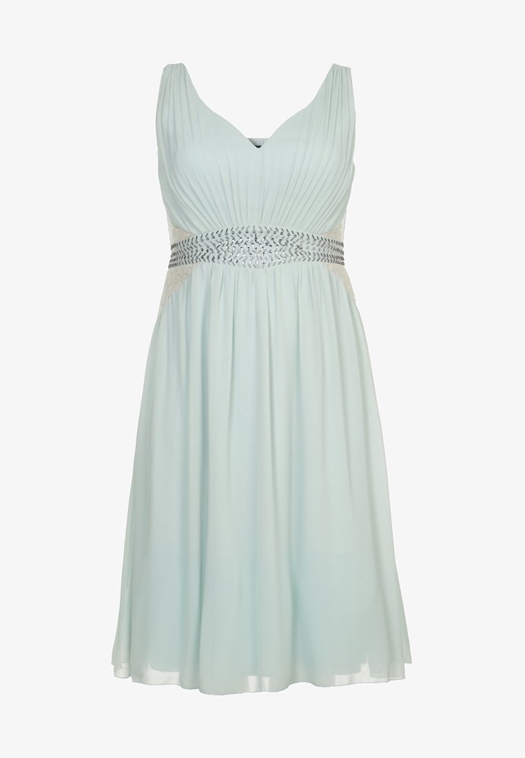 Lichtblauwe mouwloze jurk met V-hals, geplooide lijfje, zilverkleurige ceintuur met kralen en vloeiende rok tot op de knie.