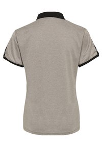 Grijze polo met een zwarte kraag en mouwafwerkingen, voorzien van een textuurstof en korte mouwen. Achteraanzicht weergegeven, zonder prints of logo's.