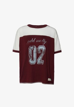 Bordeauxrood en witte t-shirt met "odd molly" tekst en het nummer "02" in vervaagd lichtblauw, ronde halslijn en korte mouwen.