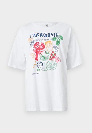 Valkoinen t-paita, jossa on värikkäitä mereneläväkuvituksia, kuten hummari, ostereita, sardiinipurkki, tomaatteja, sitruuna ja cocktaillasi oliivein.