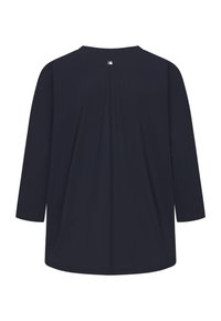 Dunkelblaues langärmliges Oberteil mit rundem Ausschnitt, das eine subtile Rückenfalte und ein kleines Logodetail am Hals aufweist. Weiches, leichtes Material.