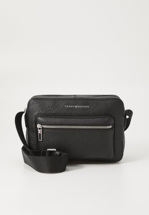 Borsa a tracolla in pelle nera con esterno texture, dettagli in metallo argentato, logo del marchio sul davanti e tracolla regolabile.