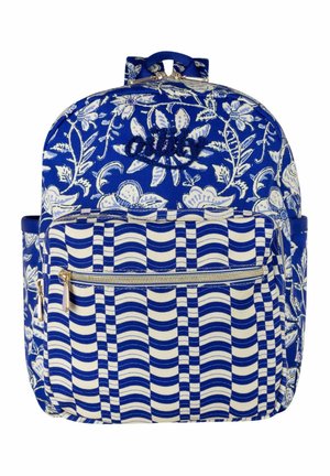 Sac à dos avec dessus floral bleu et blanc et poche avant à rayures ondulées, fermeture éclair et bretelles réglables.