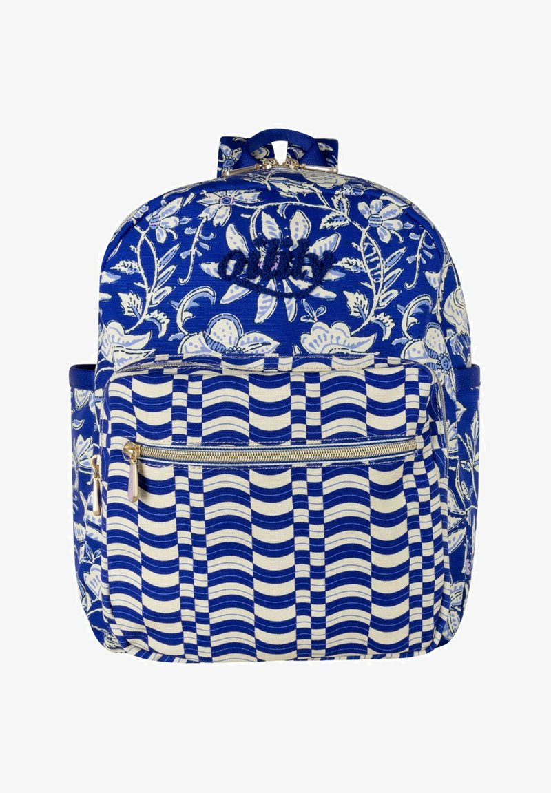 Mochila con parte superior floral azul y blanca y bolsillo frontal con rayas onduladas, cierre de cremallera y correas de hombro ajustables.
