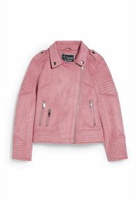 Różowa kurtka motocyklowa z materiału przypominającego zamsz, z pikowanymi akcentami na ramionach, srebrnymi zamkami błyskawicznymi oraz detalami na napy. Posiada dopasowaną sylwetkę i kołnierz.