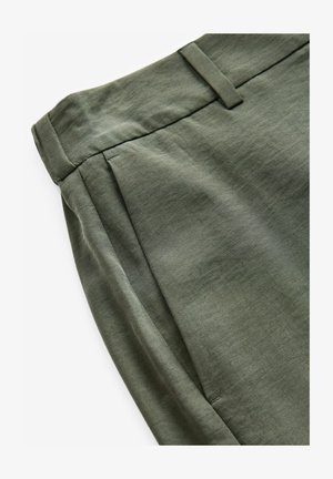 Olivově zelené kalhoty s hladkým povrchem, s plochým předním dílem, jemnými záhyby a úzkým pasem. Vyrobeno z lehkého materiálu.