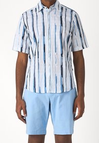 Koszula z krótkim rękawem w pionowy wzór niebiesko-białych pasków, wykonana z lekkiego materiału, zestawiona z jasnoniebieskimi szortami, z przodu zapinana na guziki.