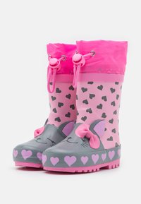 Stivali da pioggia rosa con design di gatti grigi, dotati di un fiocco, motivi a forma di cuore e bocca regolabile. Realizzati in gomma con suole texturizzate.