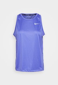 Débardeur sans manches violet en tissu léger et respirant qui évacue l'humidité. Présente un col rond et un petit logo Nike blanc sur la poitrine.