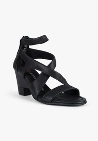 Sandal con tacco in pelle nera, caratterizzato da cinturini incrociati, design con punta aperta, cinturino alla caviglia posteriore e tacco a blocco texturizzato.
