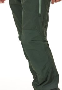 Mörkgrön cargo-byxa med texturerat tyg, förstärkta knäpatchar och dragkedjefickor längs låret för säker förvaring.