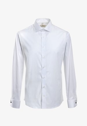 Chemise blanche à manches longues en tissu lisse, avec un col évasé, un devant boutonné et des accents de poignet noirs contrastants.