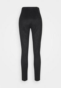 Leggings neri a vita alta realizzati in un materiale simile alla pelle scamosciata. Texture liscia con una silhouette aderente e cuciture minime, senza hardware visibile.