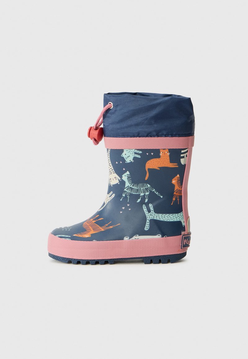 Botas de chuva de borracha com uma base azul marinho e padrões de animais coloridos, detalhes em rosa e um topo com cordão para ajuste. Sola texturizada para aderência.