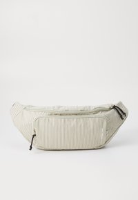 Sac banane à rayures vertes et blanches avec une forme plate, poche zippée à l'avant, sangle ajustable et accents en métal noir.