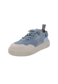 Sneaker blu in camoscio con suola in gomma beige, design con lacci e dettagli a contrasto. Presenta un anello sul tallone e lettering dorato.