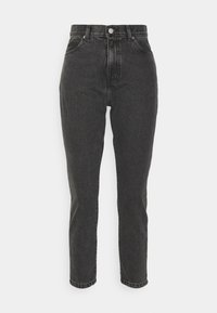 Mom jeans pretos de cintura alta com corte reto, apresentando bolsos frontais, passantes para cinto e fecho com botão. Detalhes de costura mínimos.