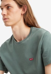 Levi's® ORIGINAL HOUSEMARK TEE - T-shirts - dark forest