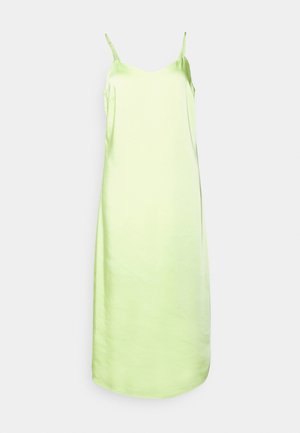 Vestido de seda verde claro com alças finas, decote redondo e silhueta reta, apresentando uma textura suave e brilhante.