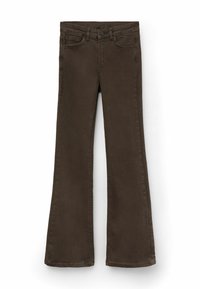 Jeans évasés marron en denim. Comprend des poches avant, une fermeture éclair avec un bouton, et des coutures le long des jambes.