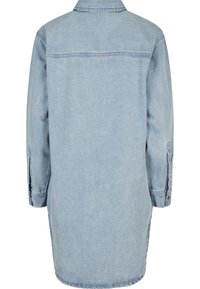 Vestito camicia in denim azzurro chiaro a maniche lunghe con polsini abbottonati, cucitura della spalla posteriore dritta e collo, mostrato di spalle.