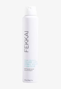 Spray aerosol bianco con una forma affusolata. Testo nero e azzurro chiaro sulla parte anteriore. L'etichetta riporta "FEKKAI Clean Stylers Volume Lock Spray." 200ml.