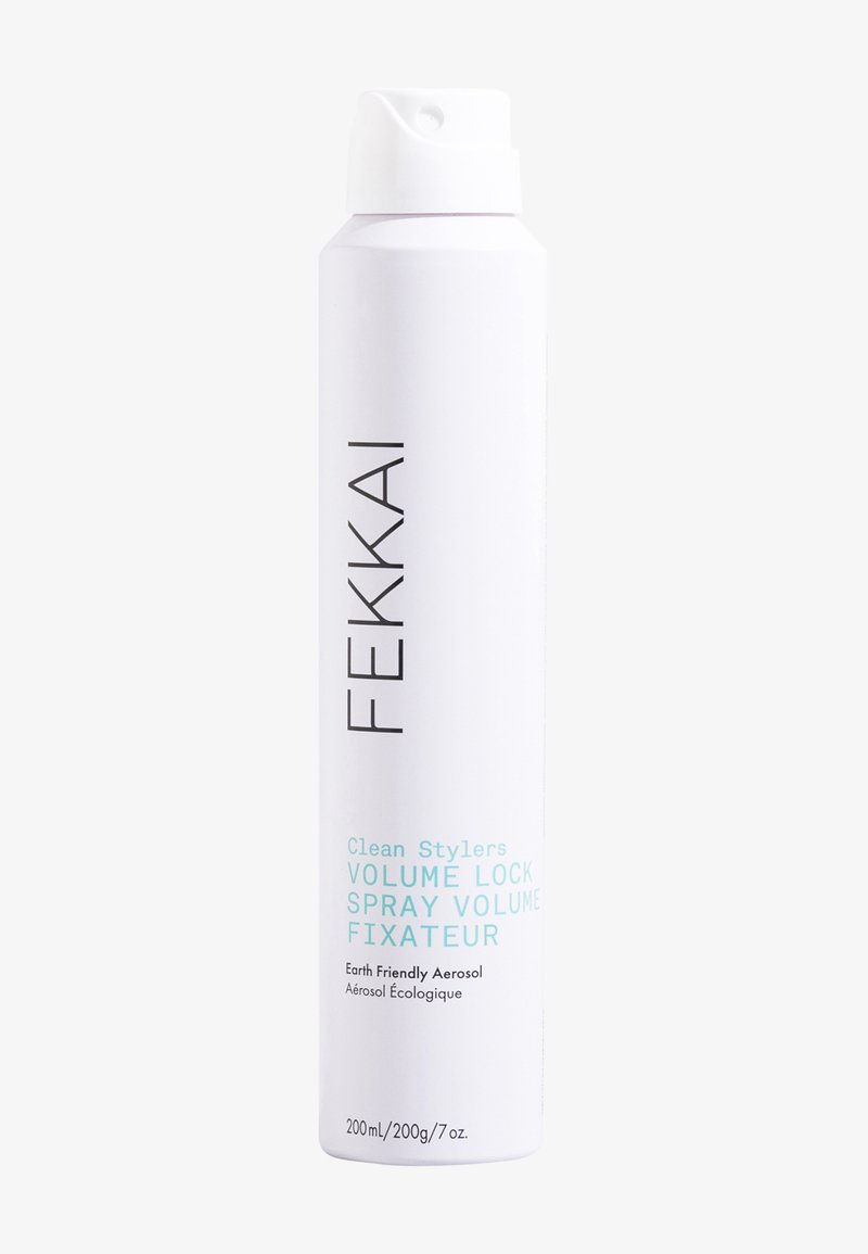 Spray aerosol bianco con una forma affusolata. Testo nero e azzurro chiaro sulla parte anteriore. L'etichetta riporta "FEKKAI Clean Stylers Volume Lock Spray." 200ml.