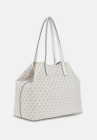 Biała torba na ramię z geometrycznym wzorem w purpurowych i żółtych akcentach, z podwójnymi uchwytami i czarnymi detalami. Miękka tekstura.