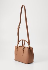 Hnědá kožená kabelka s dvěma horními uchy a odnímatelným ramenním popruhem. Obsahuje zlaté kování a má strukturovaný, obdélníkový tvar.