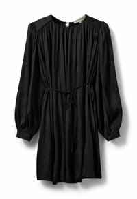 Juoda suknelė iš plisuoto audinio, su ilgomis pūstušių rankovėmis, apvalia iškirpte, kaklo raišteliu ir akcentuotais pečių detalėmis.